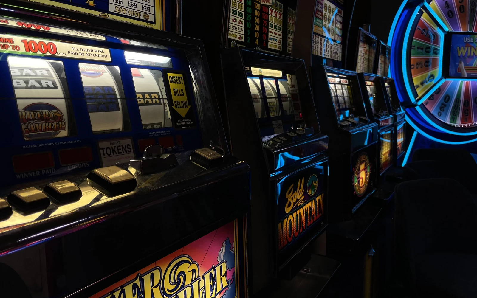 Tampilan permainan slot digital pada layar dengan panel reel