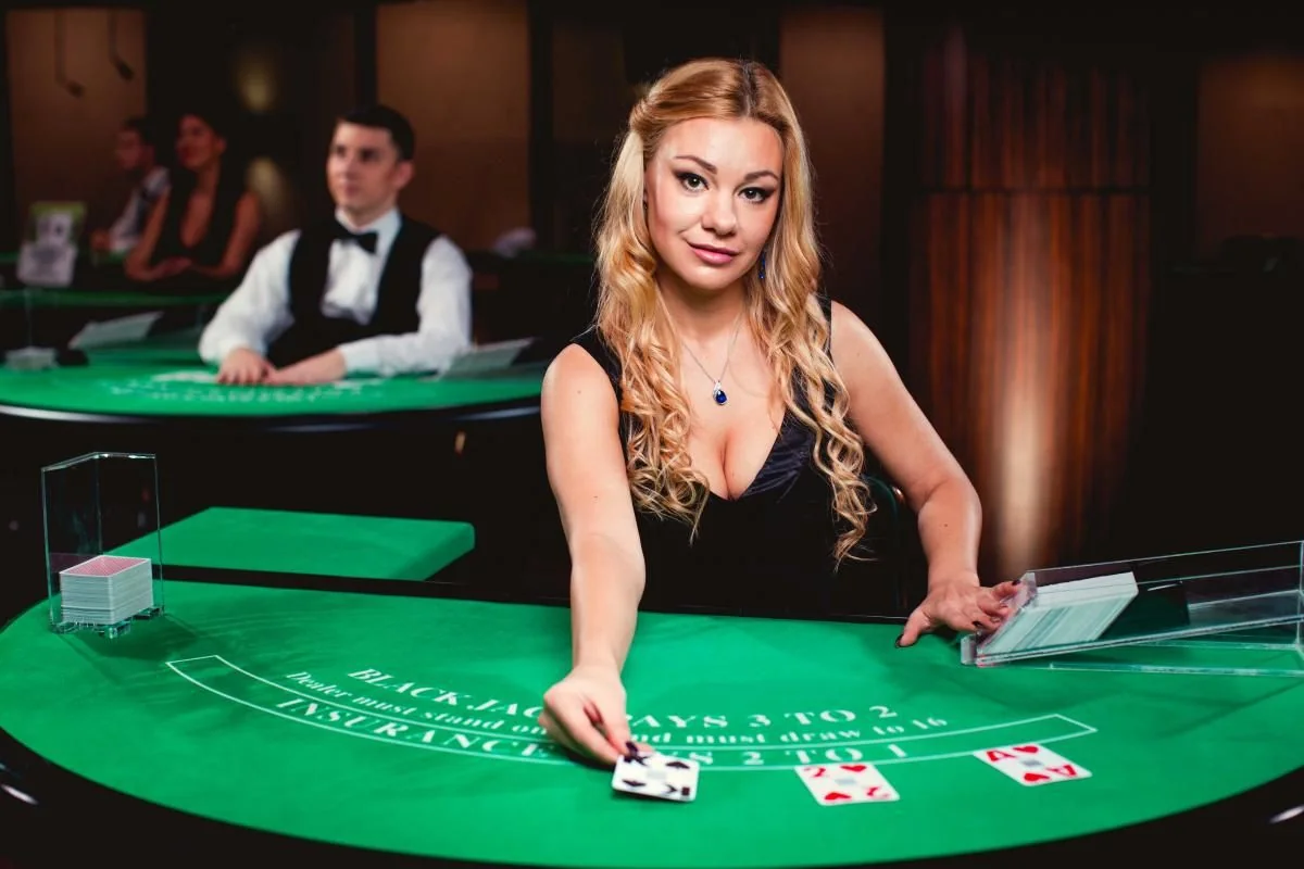 Tampilan meja kasino live dengan dealer